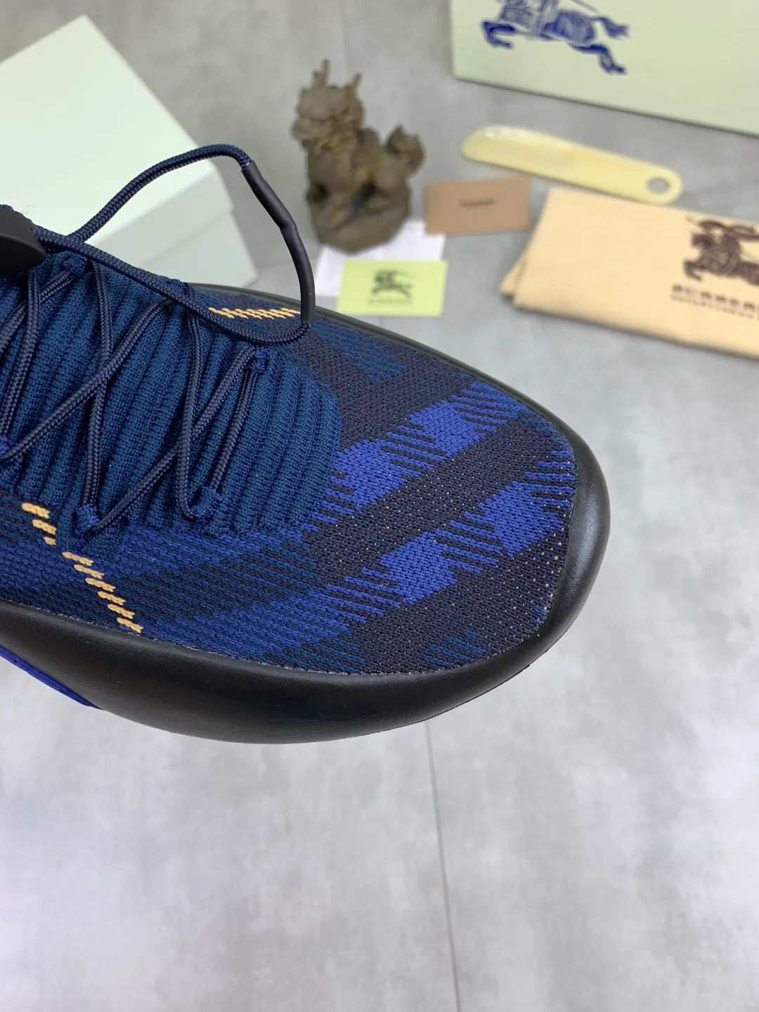 Men's Men's Shoes 💰P620 💰【New Style】Top Version 🆘【Burberry】New Burberry Fly Knit Shoes are now available with perfect workmanship! 🔥Perfect shape and top quality🙈Non-slip and wear-resistant high-end rubber outsole👣Versatile and comfortable shoes, standard size: 39-45 (customized 38-46) 2️⃣colors available Top-quality packaging